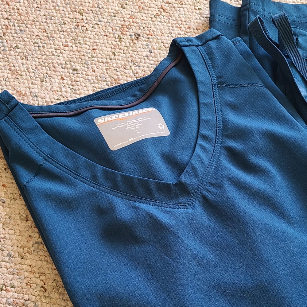 Skechers scrubs set - Picture 3 of 12